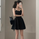 Летнее мини-платье с открытой спиной и бретелями на завязках