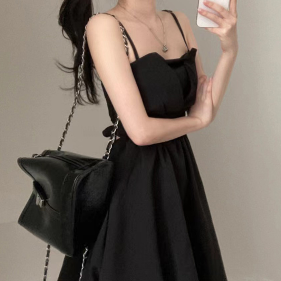 Летнее мини-платье с открытой спиной и бретелями на завязках