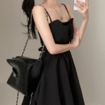 Летнее мини-платье с открытой спиной и бретелями на завязках