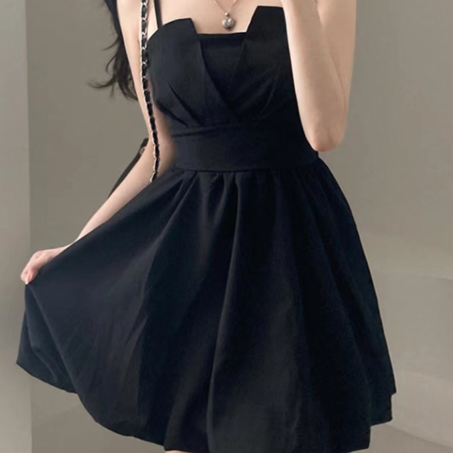 Летнее мини-платье с открытой спиной и бретелями на завязках