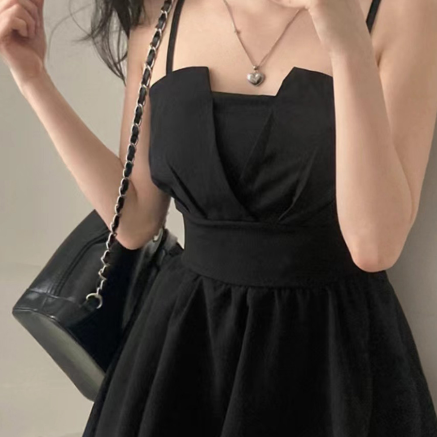 Летнее мини-платье с открытой спиной и бретелями на завязках