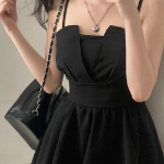 Летнее мини-платье с открытой спиной и бретелями на завязках