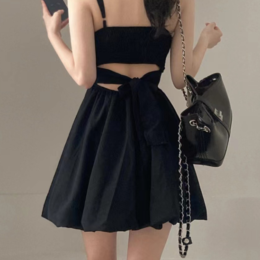 Летнее мини-платье с открытой спиной и бретелями на завязках