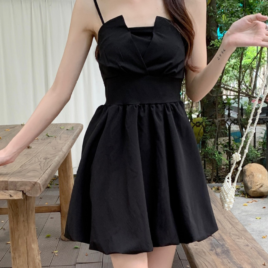 Летнее мини-платье с открытой спиной и бретелями на завязках