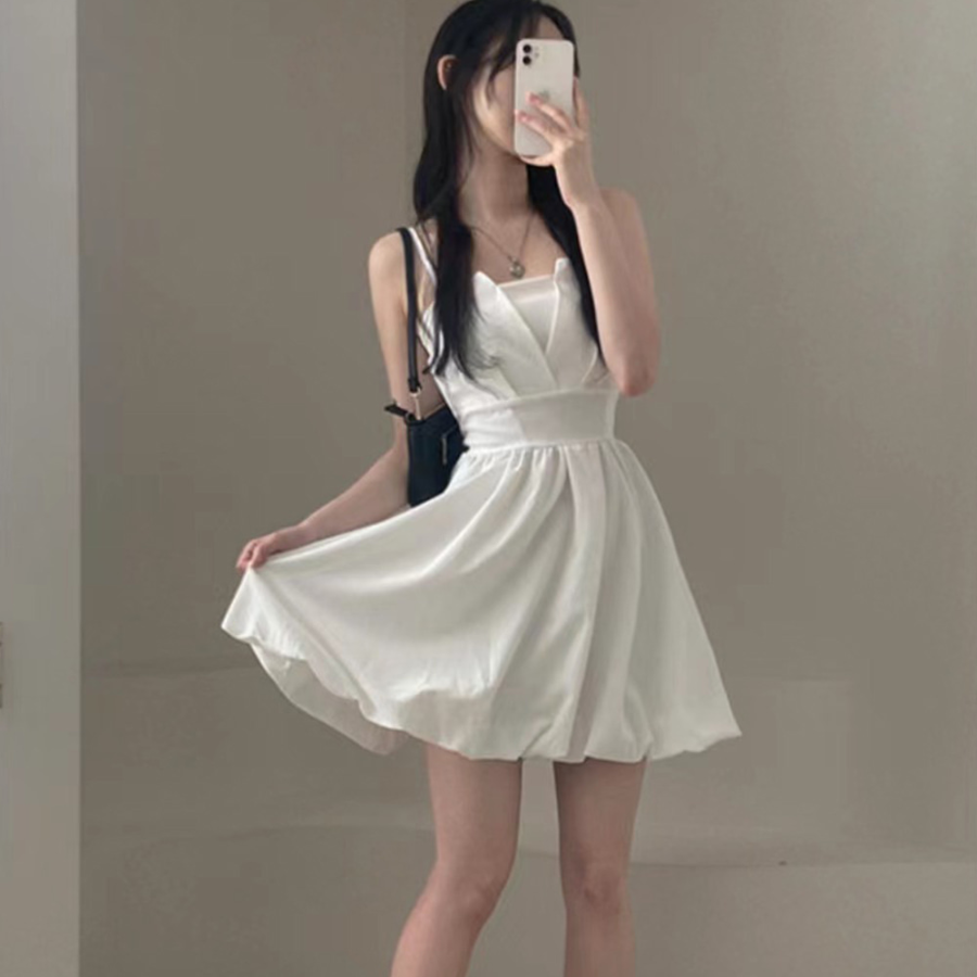 Летнее мини-платье с открытой спиной и бретелями на завязках