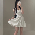 Летнее мини-платье с открытой спиной и бретелями на завязках