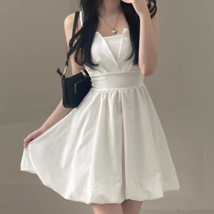 Летнее мини-платье с открытой спиной и бретелями на завязках