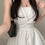 Летнее мини-платье с открытой спиной и бретелями на завязках