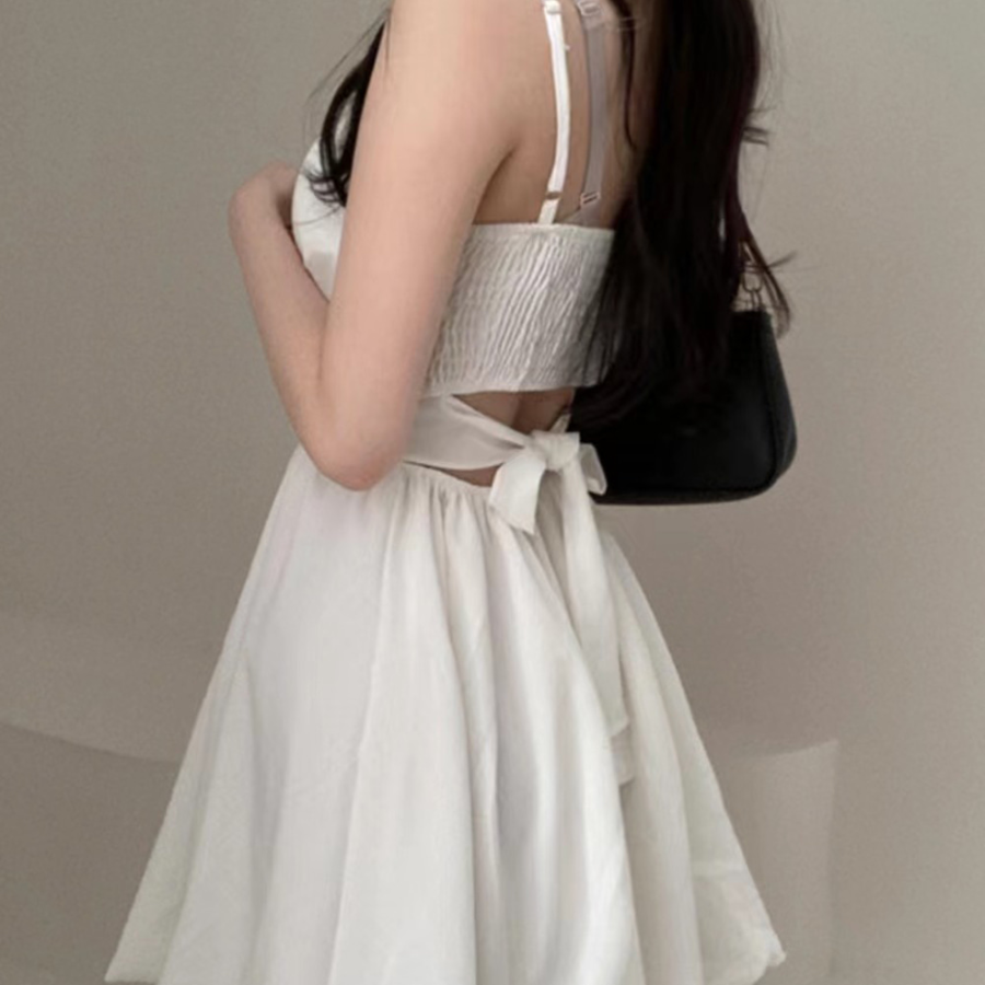 Летнее мини-платье с открытой спиной и бретелями на завязках