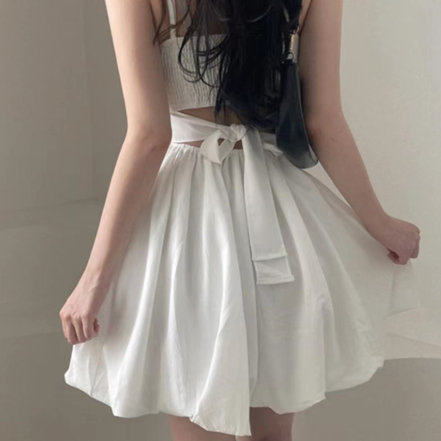 Летнее мини-платье с открытой спиной и бретелями на завязках