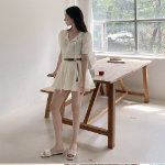 Комплект с блузкой и мини-юбкой с шортами и поясом