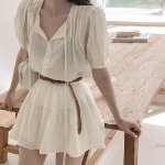 Комплект с блузкой и мини-юбкой с шортами и поясом