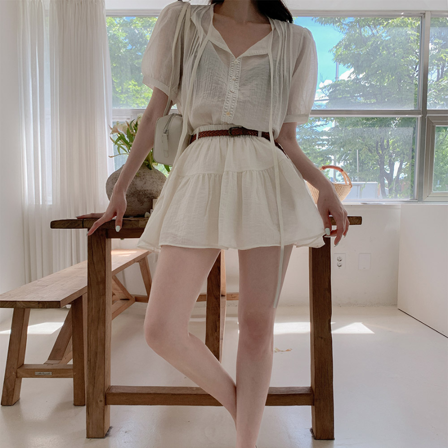 Комплект с блузкой и мини-юбкой с шортами и поясом