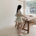 Комплект с блузкой и мини-юбкой с шортами и поясом