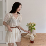 Комплект с блузкой и мини-юбкой с шортами и поясом