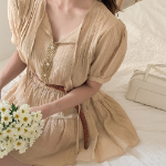 Комплект с блузкой и мини-юбкой с шортами и поясом