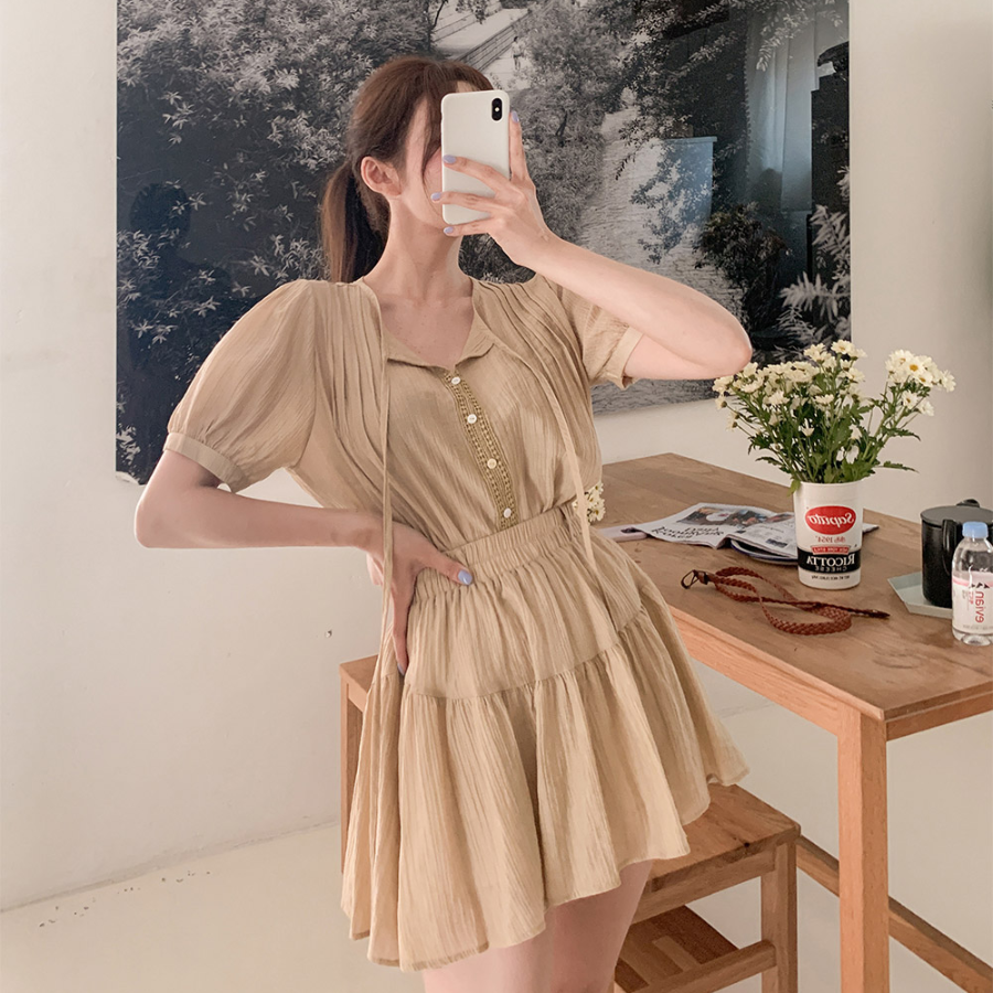 Комплект с блузкой и мини-юбкой с шортами и поясом