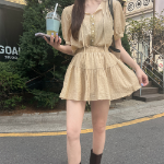 Комплект с блузкой и мини-юбкой с шортами и поясом