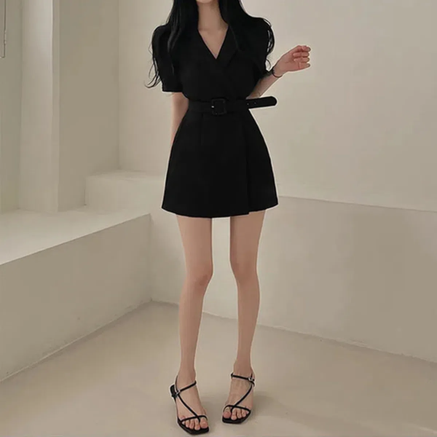 Льняное мини-платье в классическом повседневном стиле