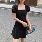 Мини-платье с объёмными рукавами в классическом минималистичном стиле