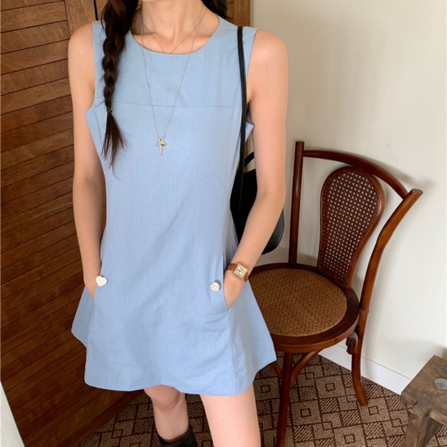 Мини-платье без рукавов с накладными карманами