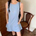 Мини-платье без рукавов с накладными карманами