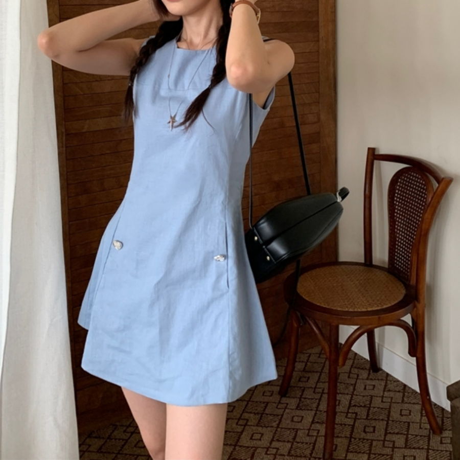 Мини-платье без рукавов с накладными карманами