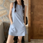 Мини-платье без рукавов с накладными карманами