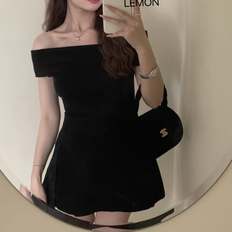 Мини-платье с открытыми плечами для летнего отдыха и торжеств