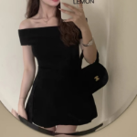 Мини-платье с открытыми плечами для летнего отдыха и торжеств