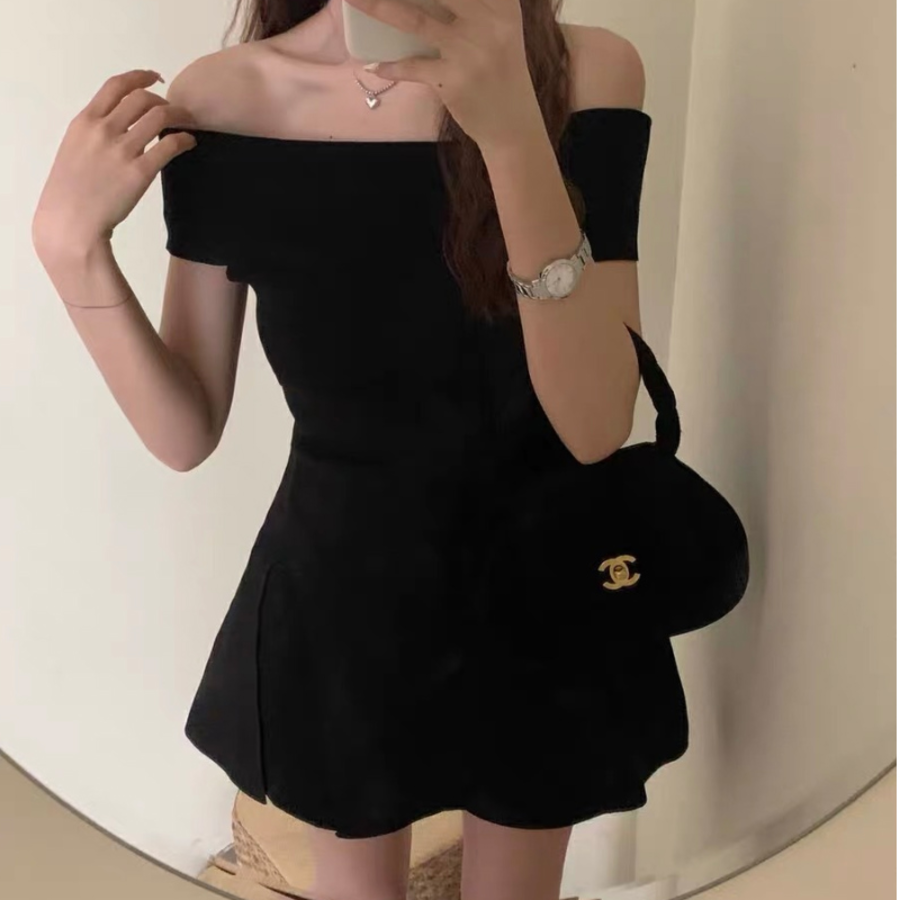 Мини-платье с открытыми плечами для летнего отдыха и торжеств