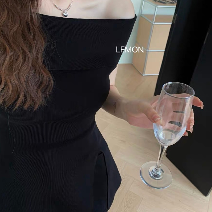 Мини-платье с открытыми плечами для летнего отдыха и торжеств