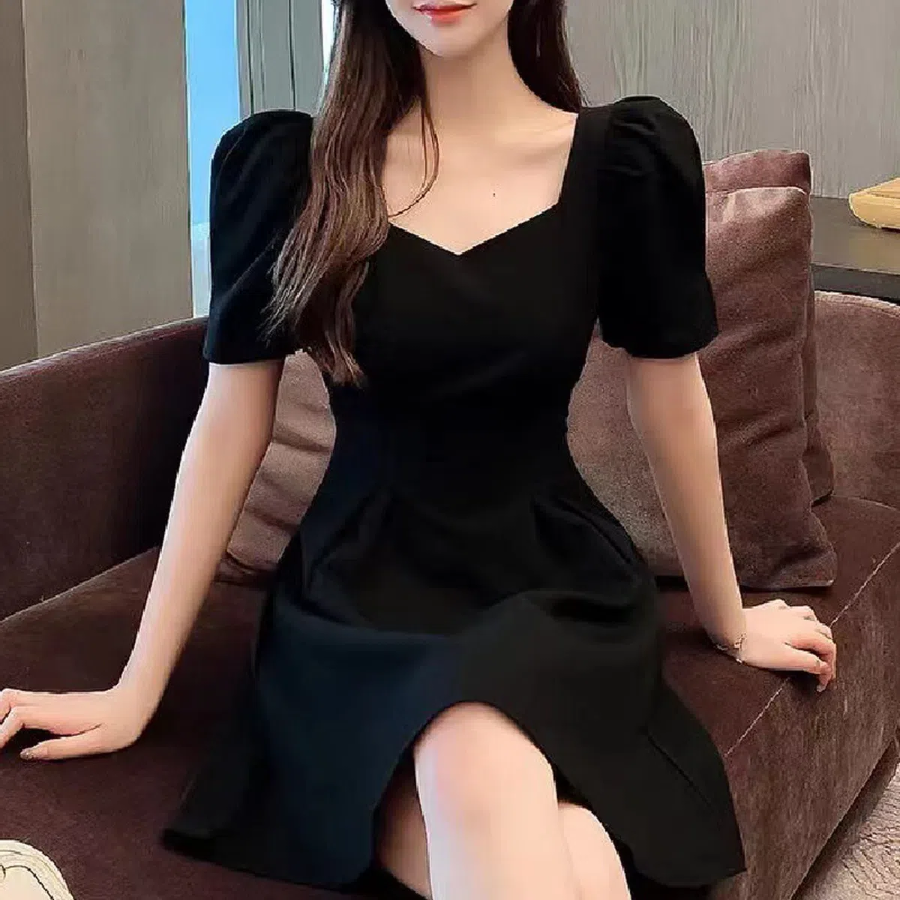 Чёрное мини-платье с открытой спиной и рукавами-пуфами