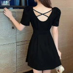 Чёрное мини-платье с открытой спиной и рукавами-пуфами