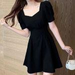 Чёрное мини-платье с открытой спиной и рукавами-пуфами