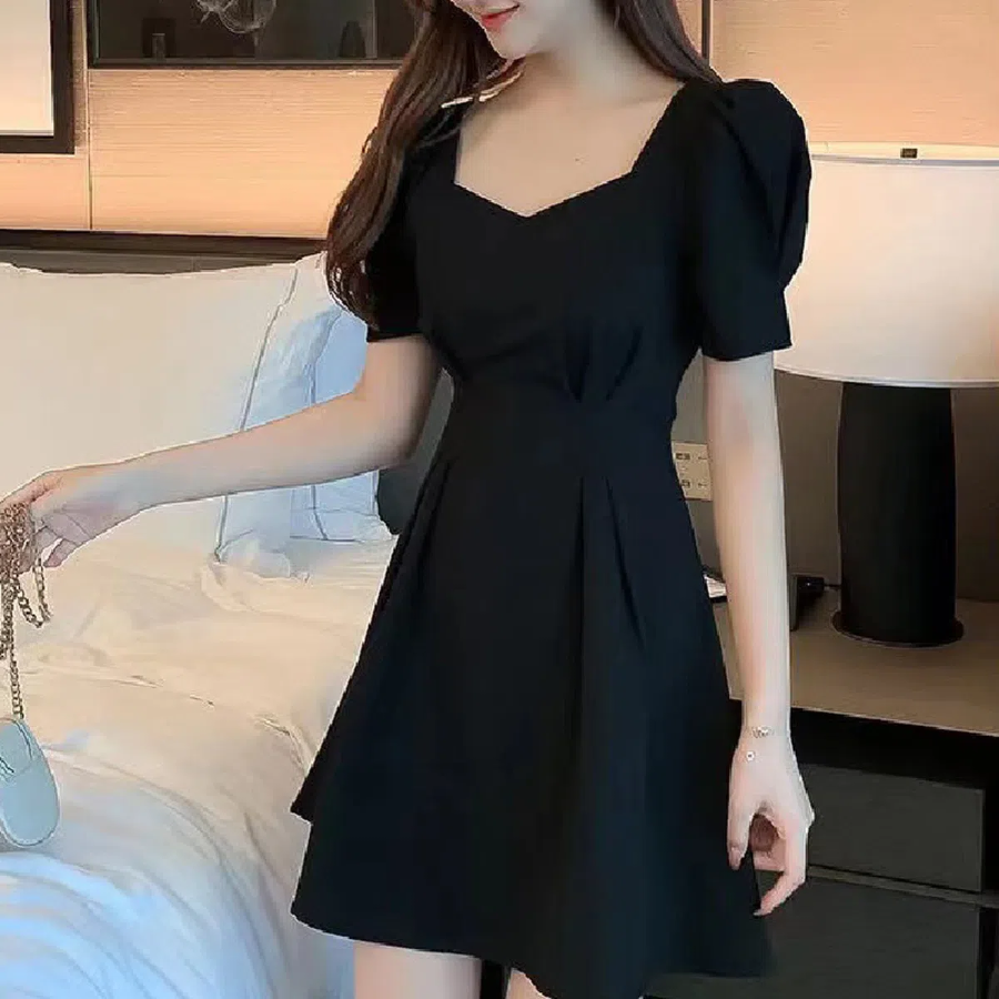 Чёрное мини-платье с открытой спиной и рукавами-пуфами