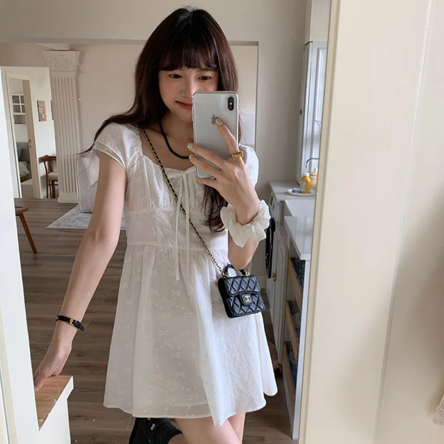 Мини-платье с вышивкой и бантом в айлет-стиле