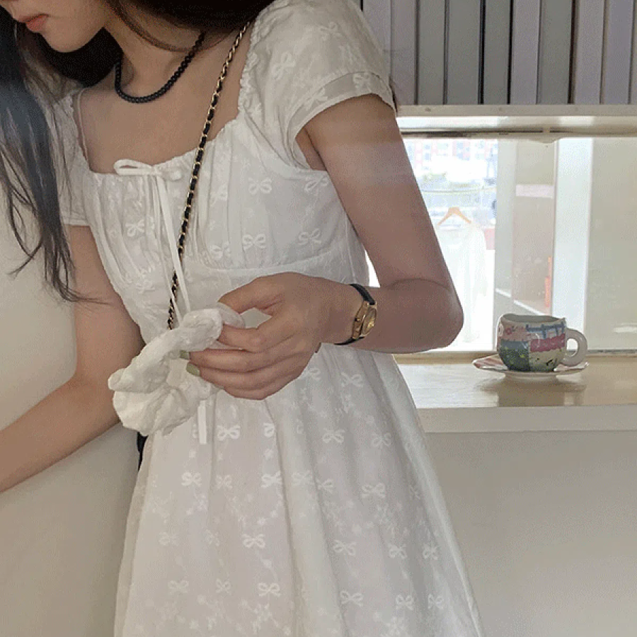 Мини-платье с вышивкой и бантом в айлет-стиле