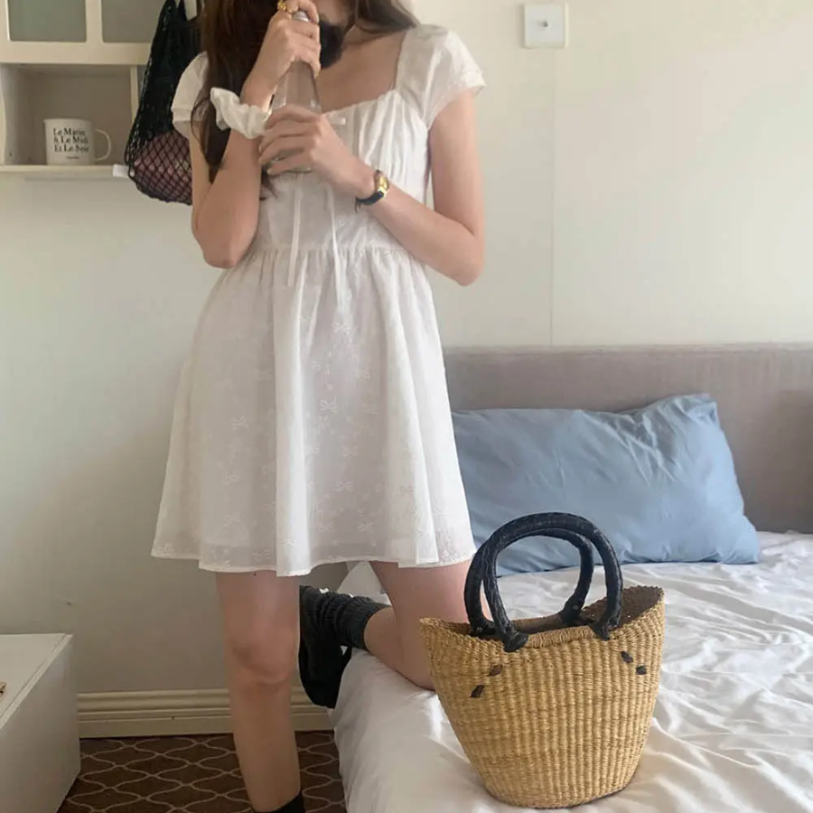 Мини-платье с вышивкой и бантом в айлет-стиле