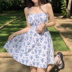 Летнее мини-платье с цветочным принтом в голубых тонах