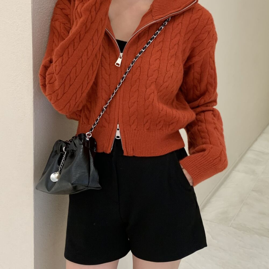 Bering Mini Bucket Bag — элегантная мини-сумка с жемчужным декором