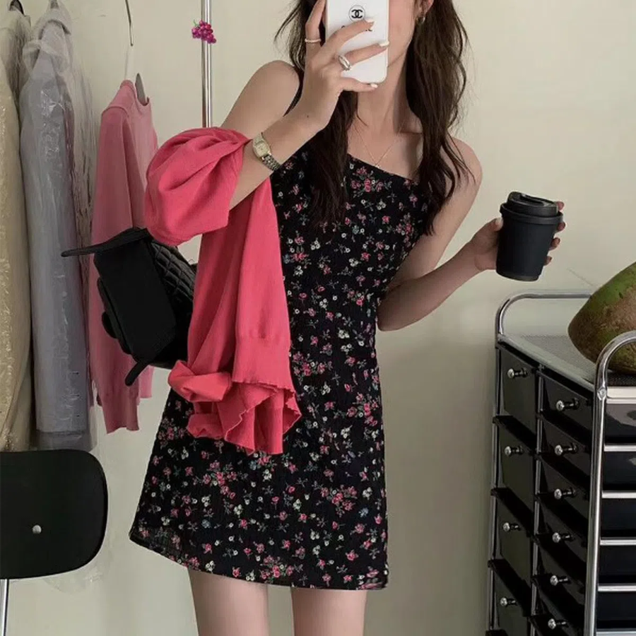 Летнее мини-платье с цветочным принтом в голубых тонах