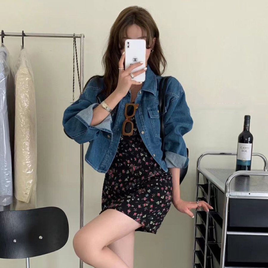 Летнее мини-платье с цветочным принтом в голубых тонах