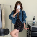 Летнее мини-платье с цветочным принтом в голубых тонах