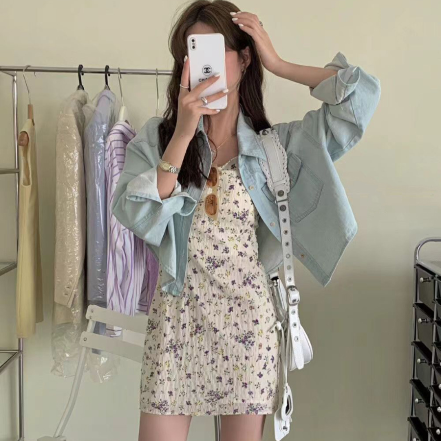 Летнее мини-платье с цветочным принтом в голубых тонах