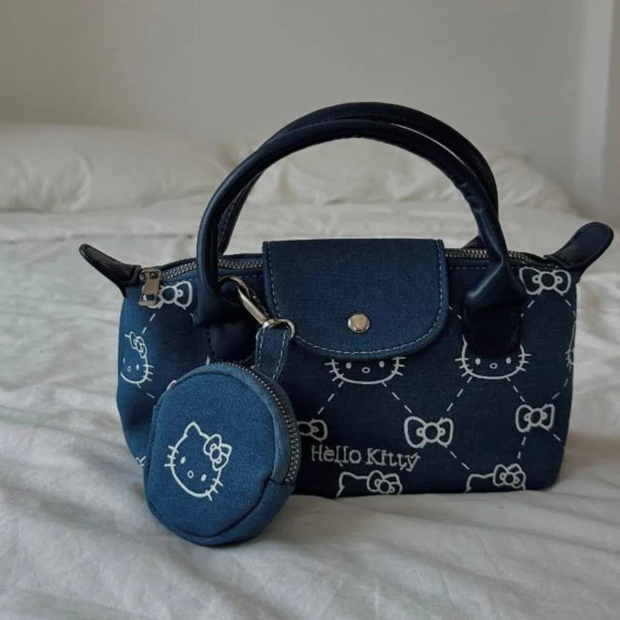 Ella Denim Kitty Set Bag — джинсовая хобо-сумка с кошачьим принтом и съёмной монетницей