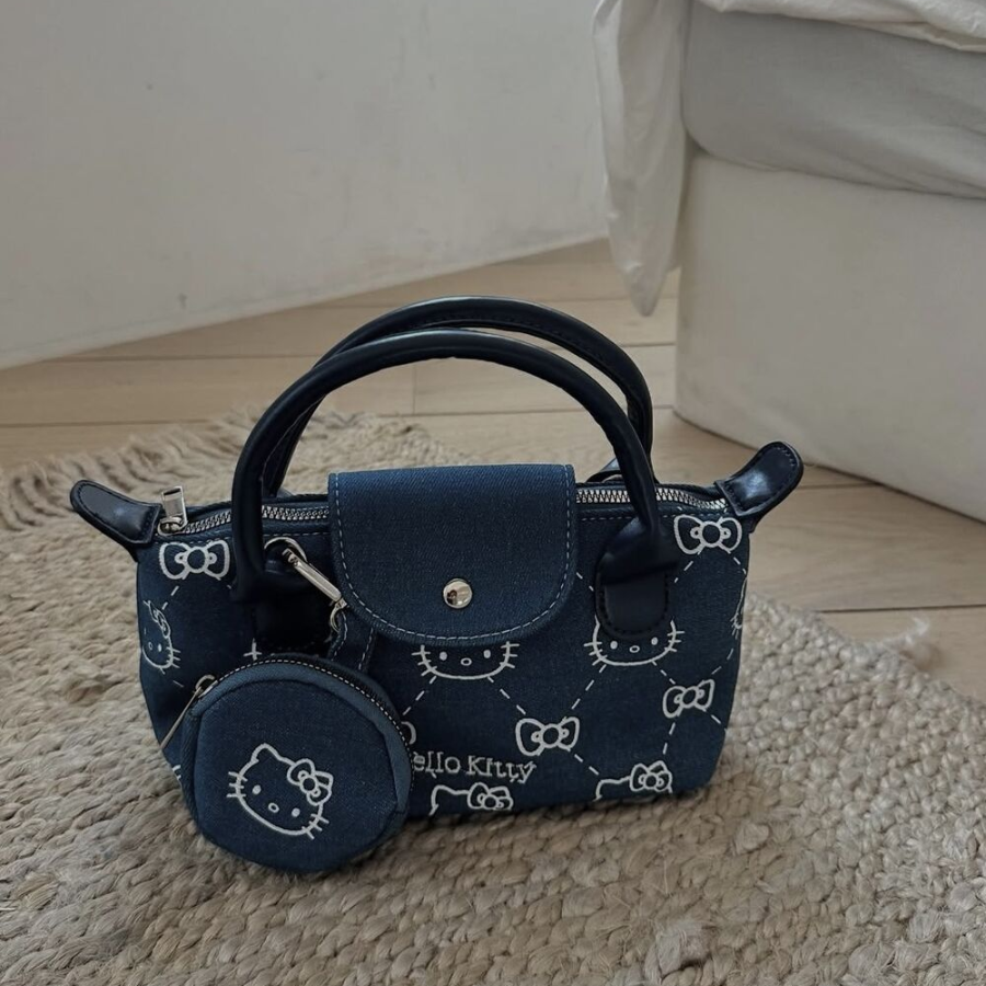 Ella Denim Kitty Set Bag — джинсовая хобо-сумка с кошачьим принтом и съёмной монетницей