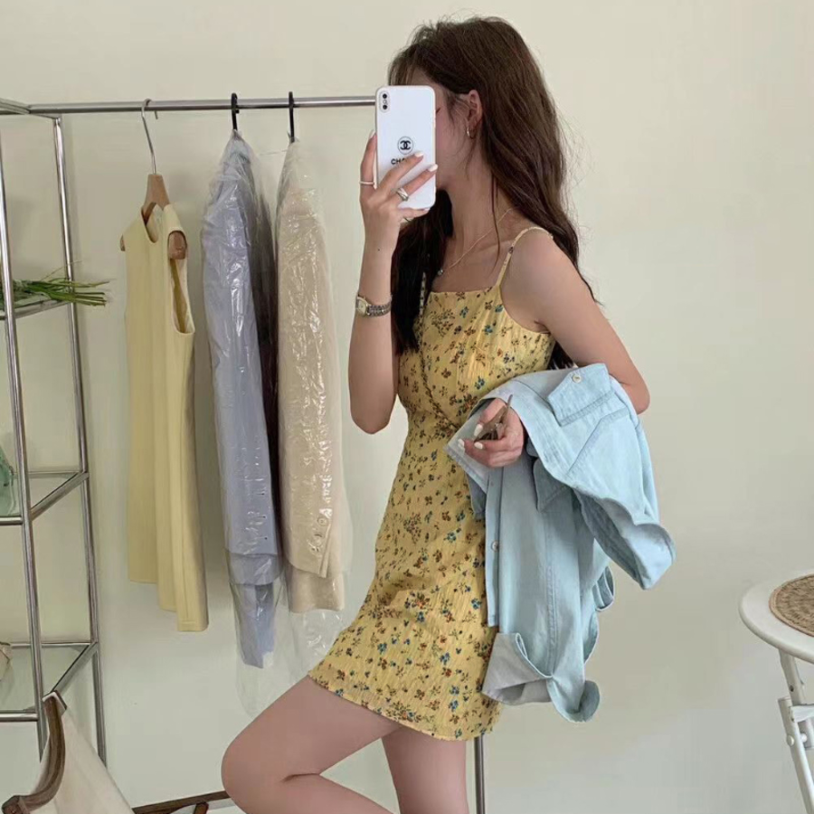 Летнее мини-платье с цветочным принтом в голубых тонах