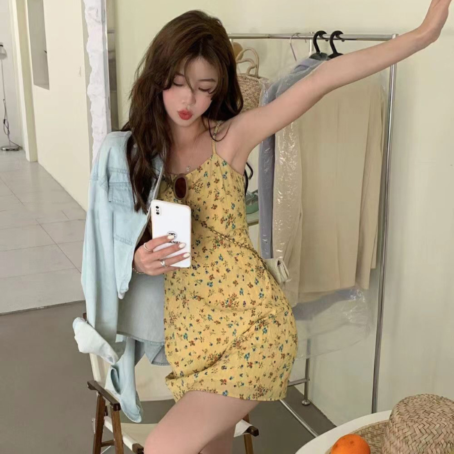 Летнее мини-платье с цветочным принтом в голубых тонах