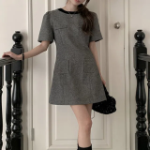 Мини-платье с бантом и короткими рукавами в классическом стиле